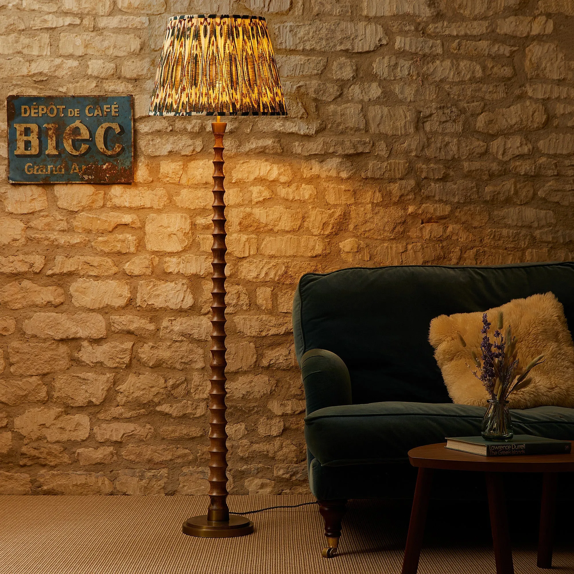 Tinto standing lamp in natural wood and antique brass