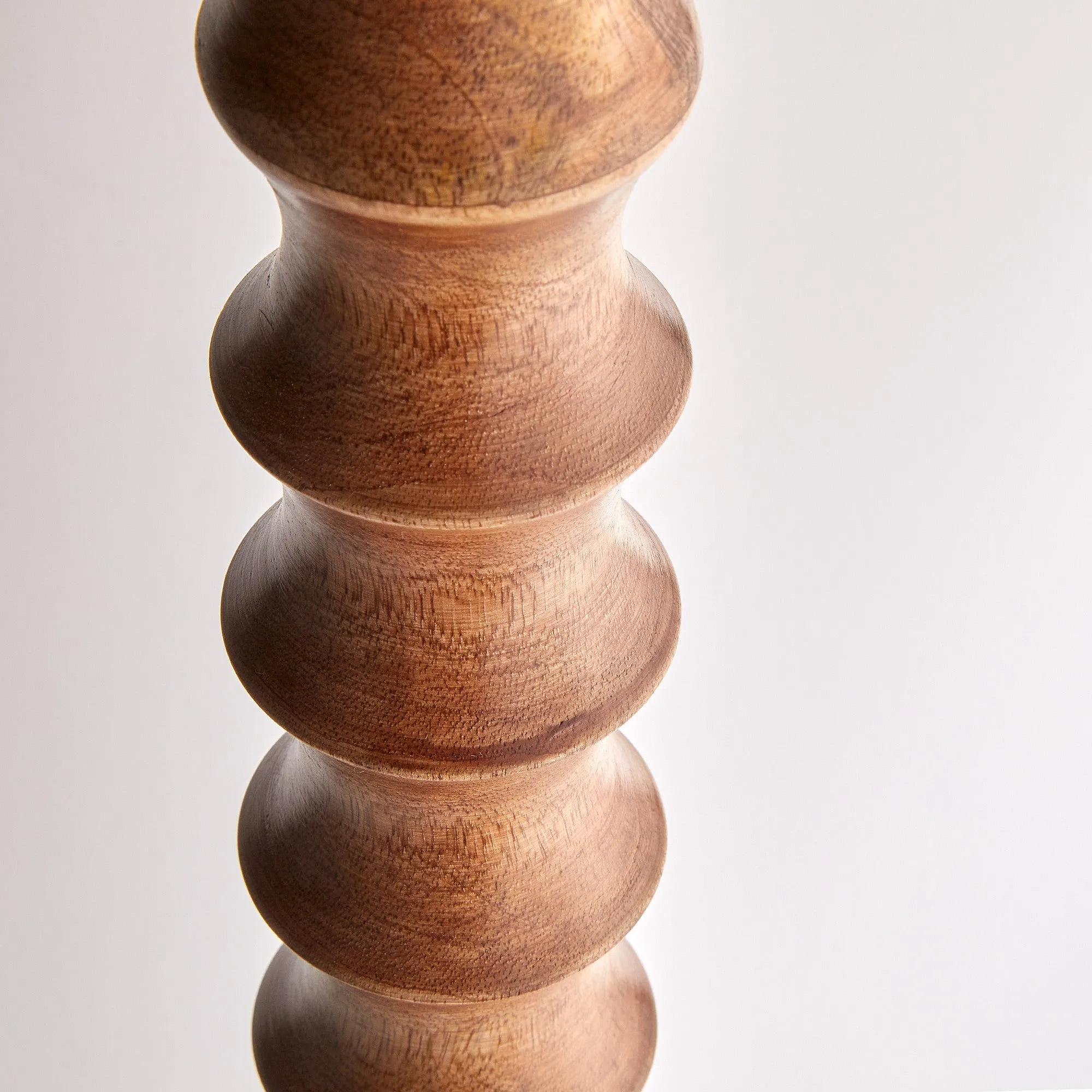 Tinto standing lamp in natural wood and antique brass