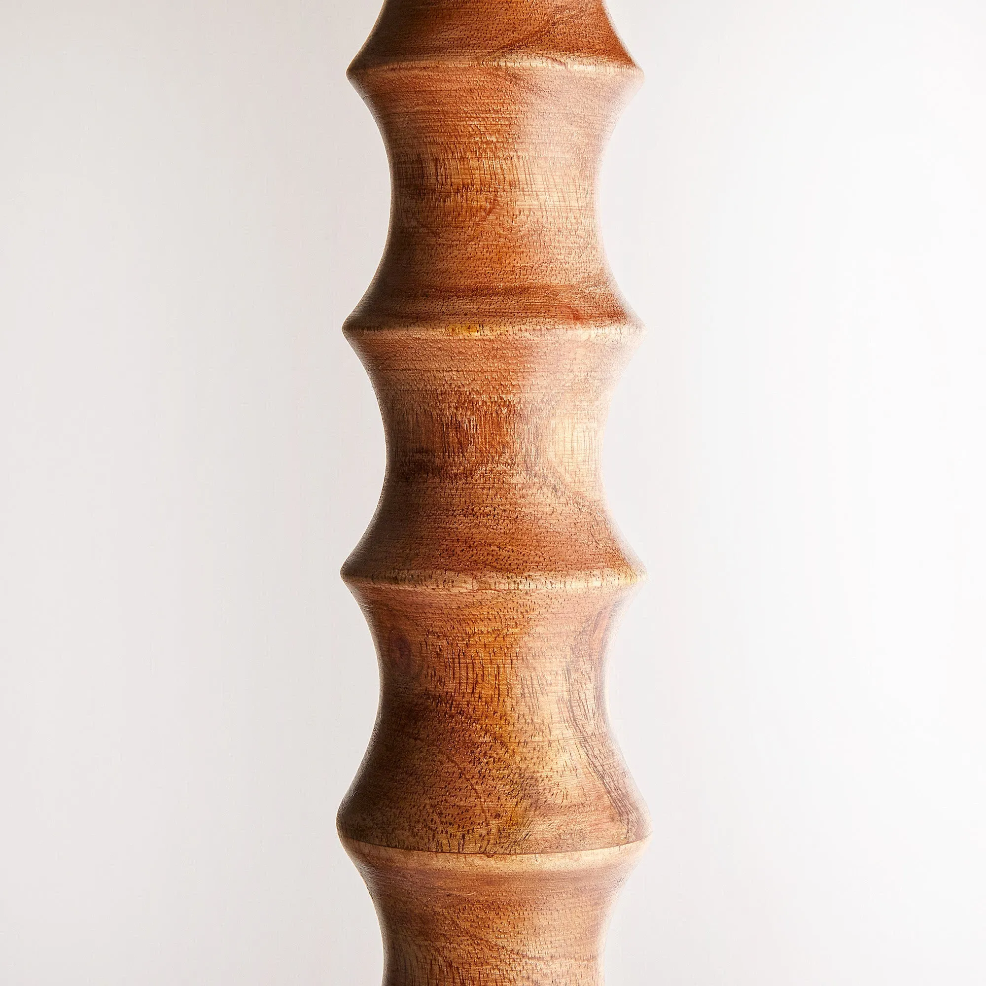 Tinto standing lamp in natural wood and antique brass