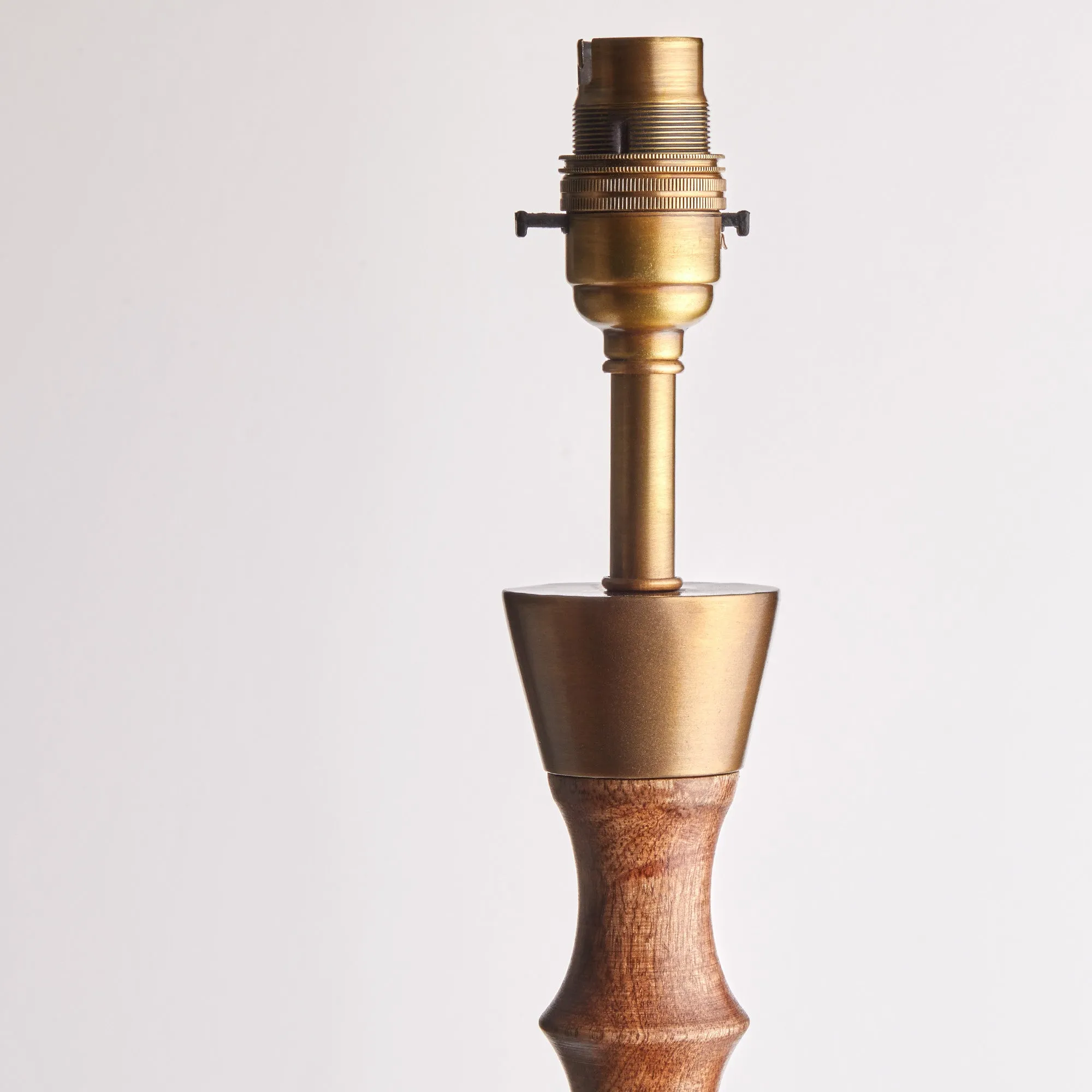 Tinto standing lamp in natural wood and antique brass