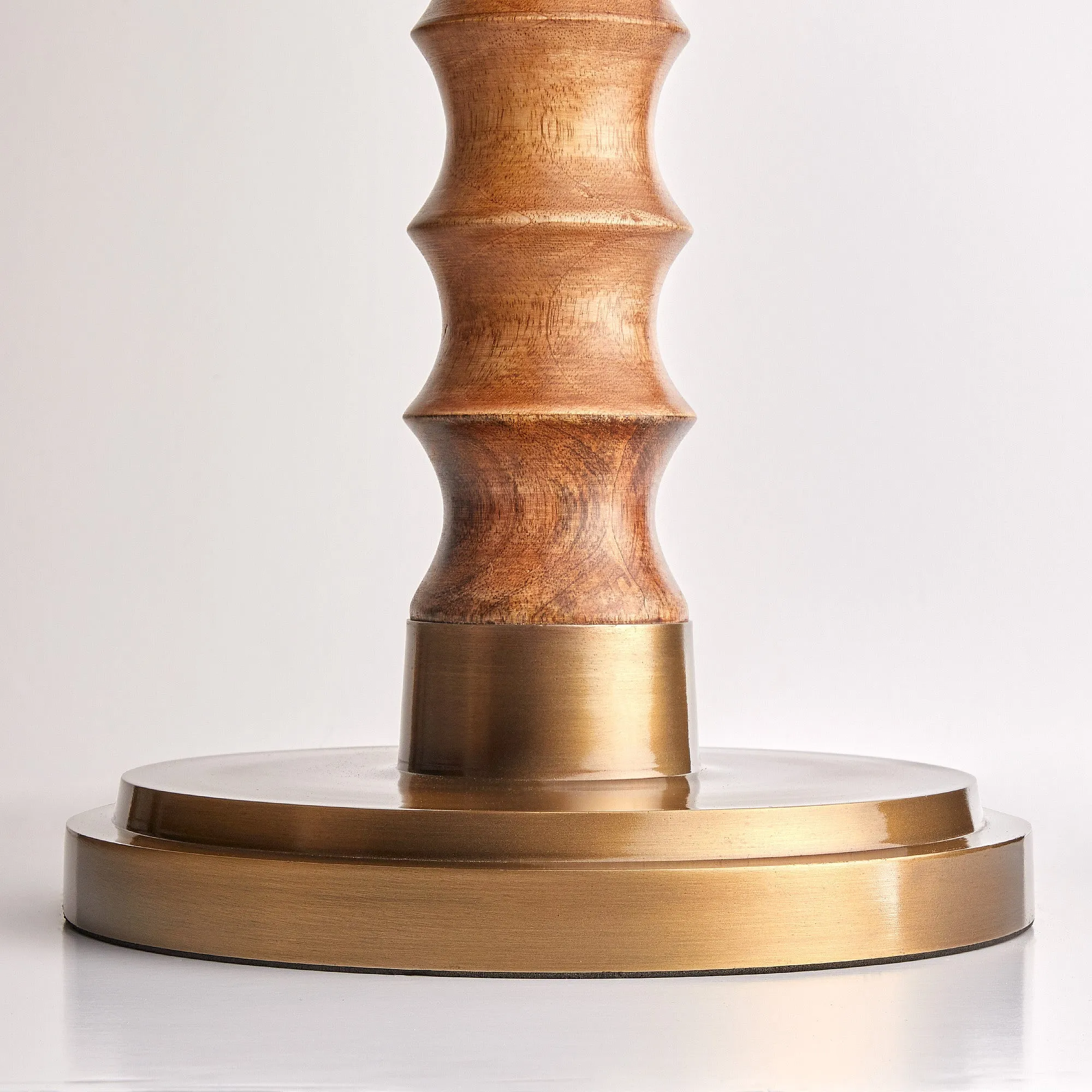 Tinto standing lamp in natural wood and antique brass
