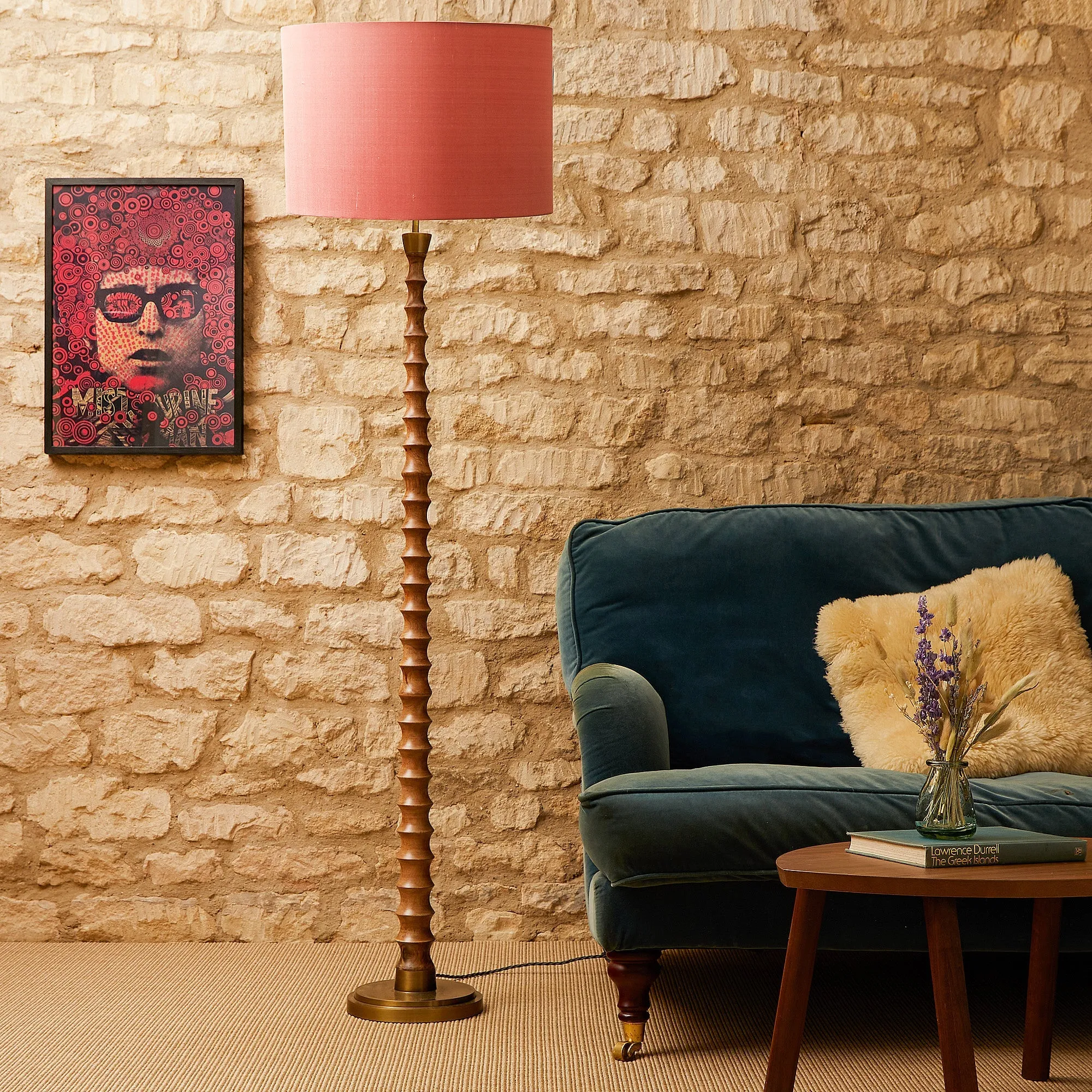 Tinto standing lamp in natural wood and antique brass