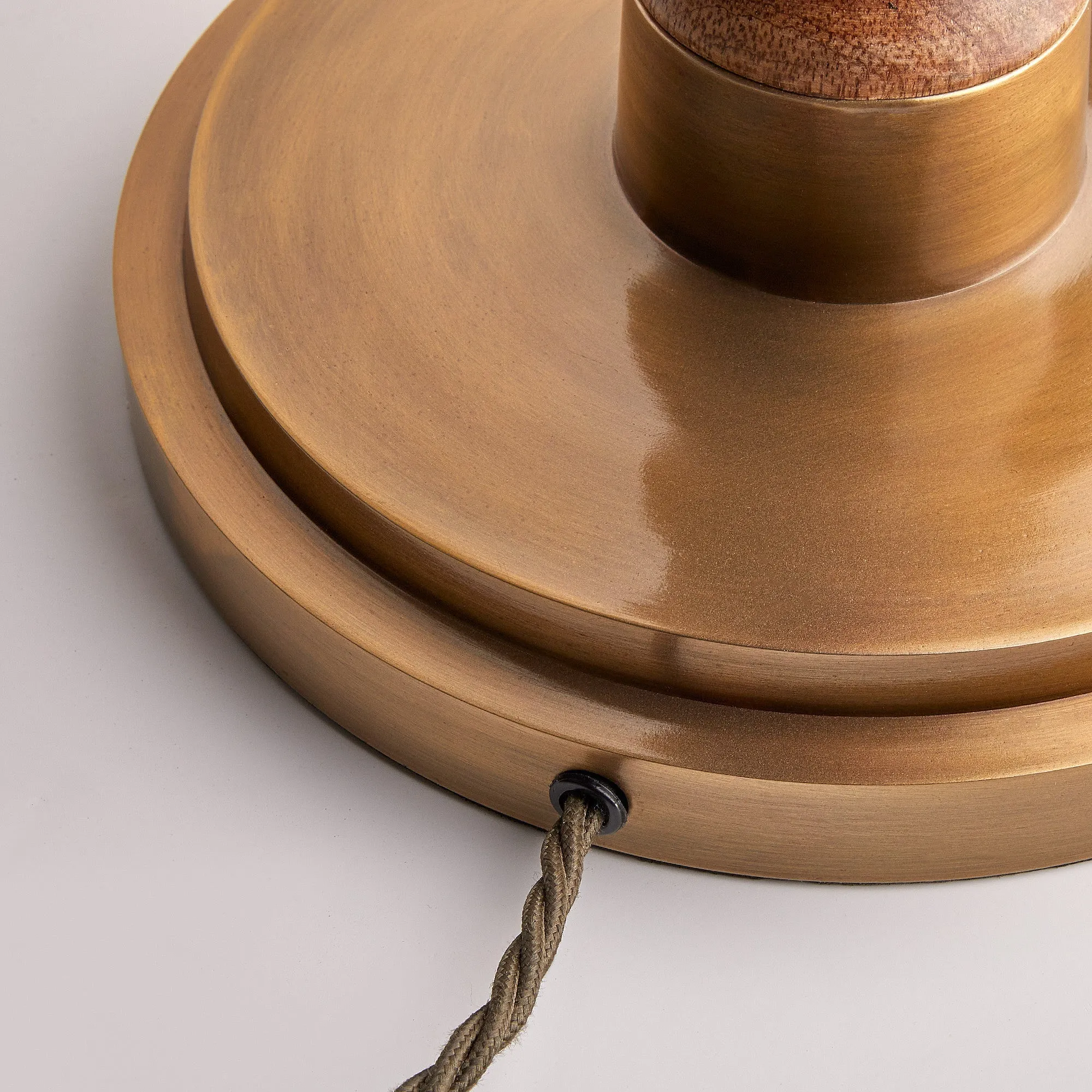 Tinto standing lamp in natural wood and antique brass